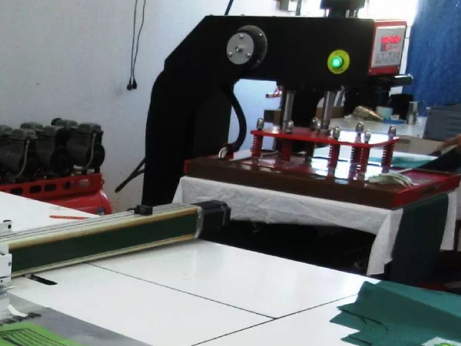 In-house heat-transfer press station used for heat-transfer labels and appliqué finishing on streetwear orders